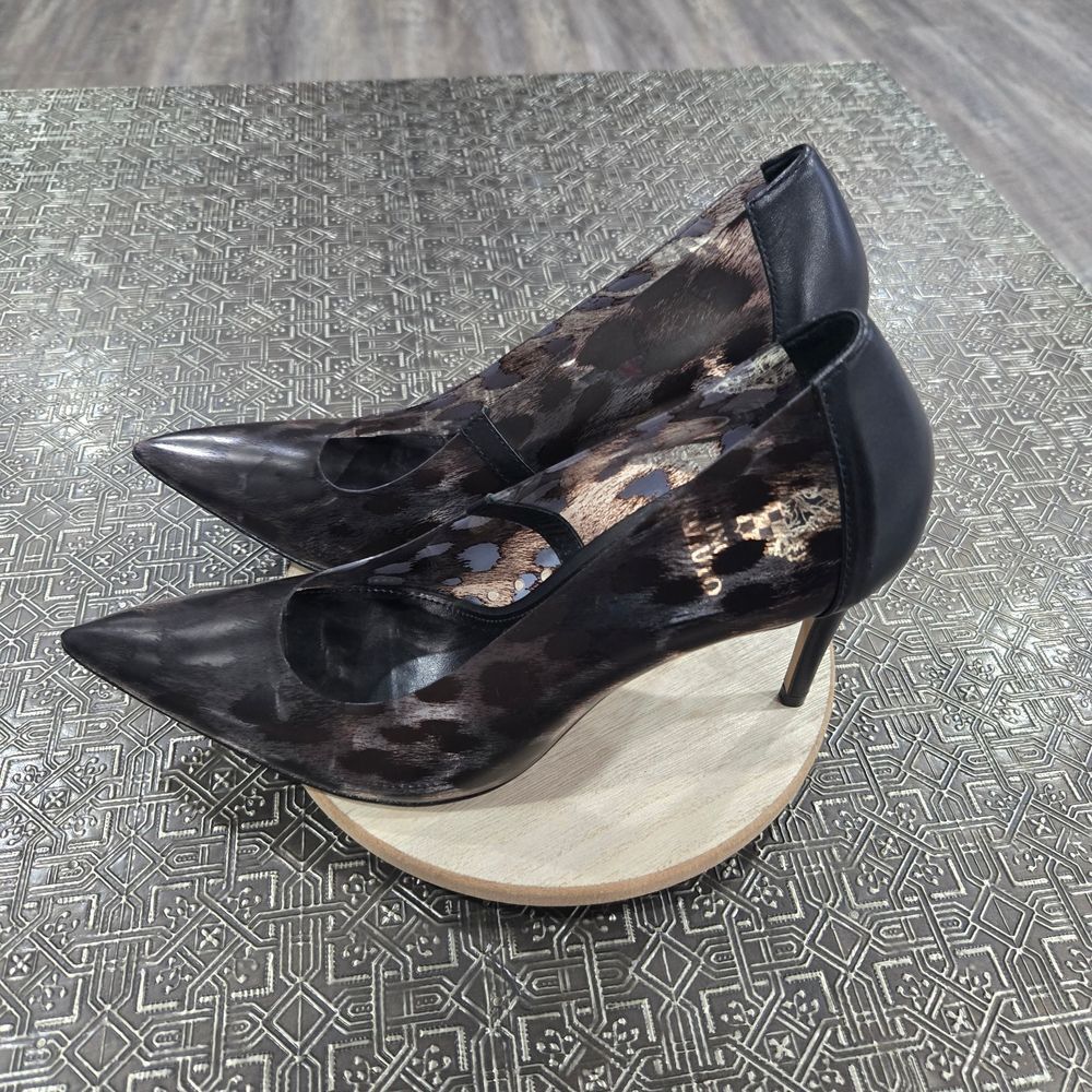š¢ VinceāCamuto Dark Patterned Heels - Picture 13 of 17